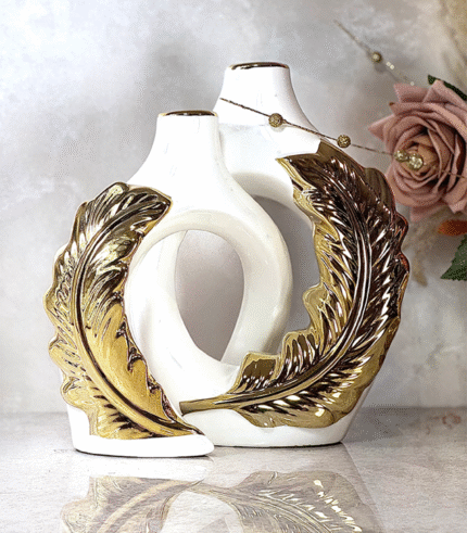 Vase en porcelaine avec motif plume dorée – Élégance sculptée